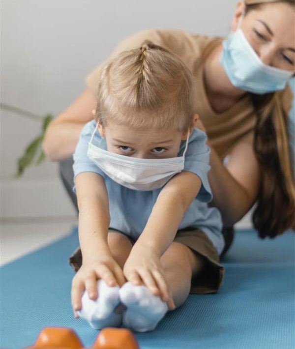 close-up-woman-kid-wearing-face-masks close-up-woman-kid-wearing-face-masks